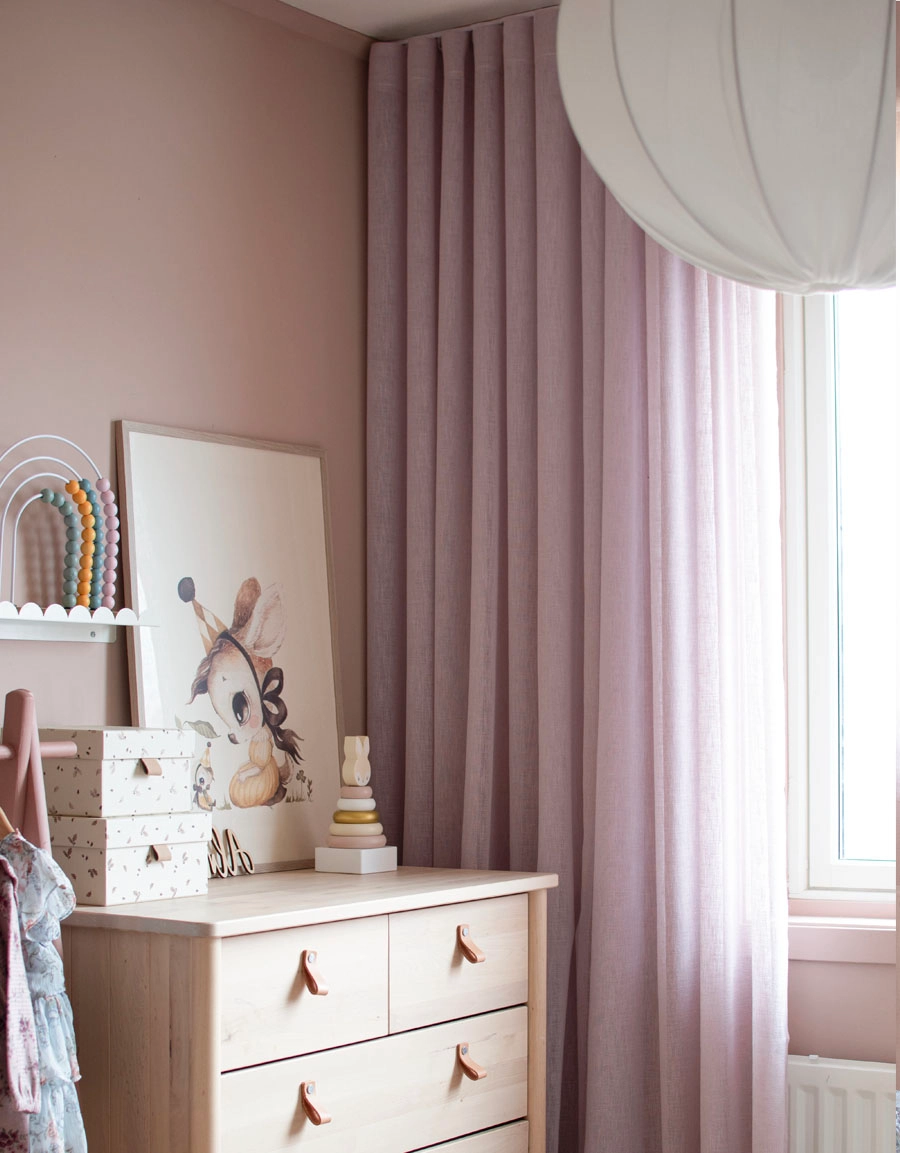 Lavendelfärgad gardin i barnrum