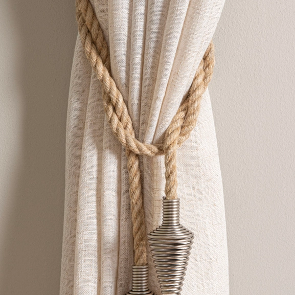Gardinomtag i flätad bomull med metallpil i ändarna