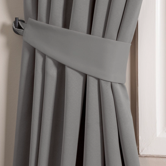 Grå gardin med matchande omtag i tyg
