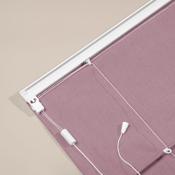 Baksidan av en dovlila hissgardin med linlås