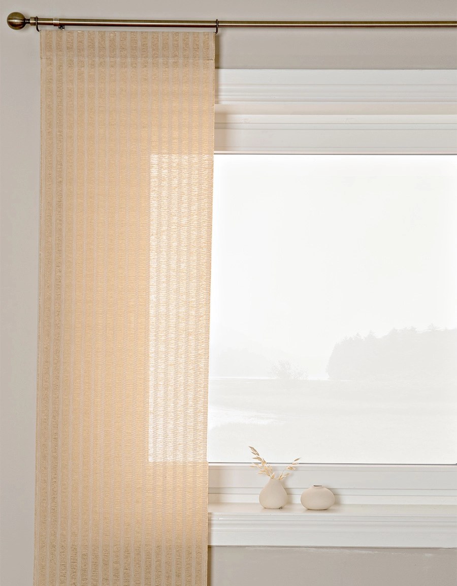 Beige panelgardin med ränder