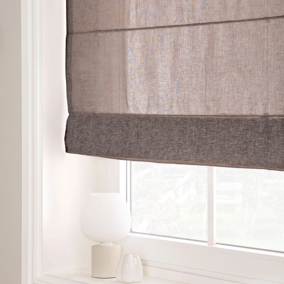 Hissgardin i avskärmande greige väv