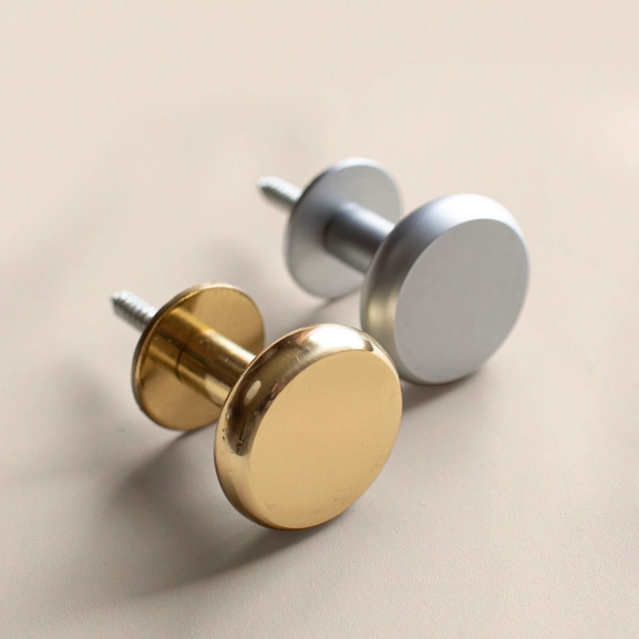 Omtagsfästen i mässing och satinkrom