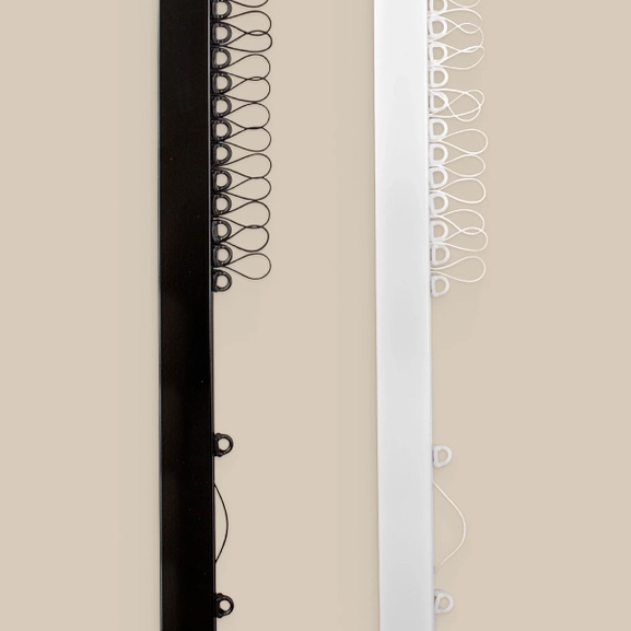 Svart och vit gardinskena med glid på lina