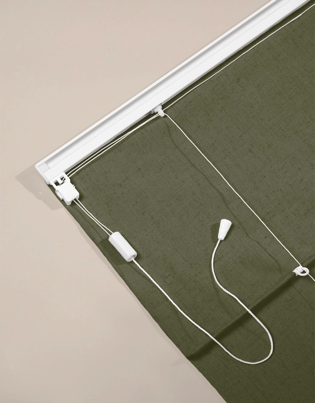 Baksidan av en mörkgrön hissgardin med linlås