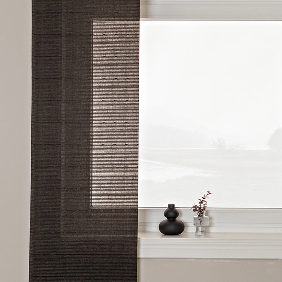 Mörkbrun panelgardin med struktur