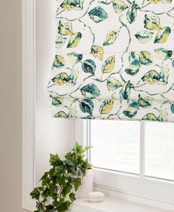 Mönstrad hissgardin i gröna och gula toner