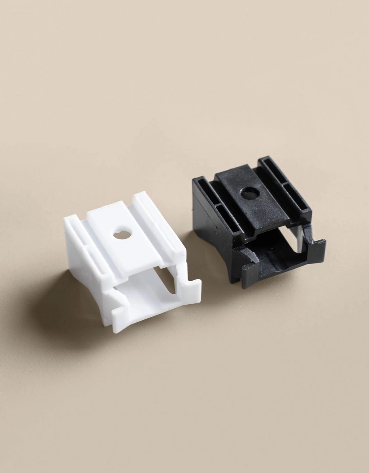 Vitt och svart fäste till gardinskena Alex