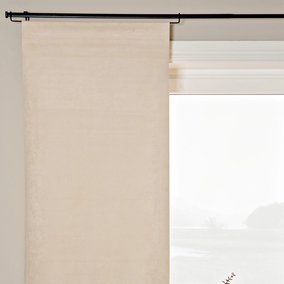 beige panelgardin med mockastruktur på gardinstång