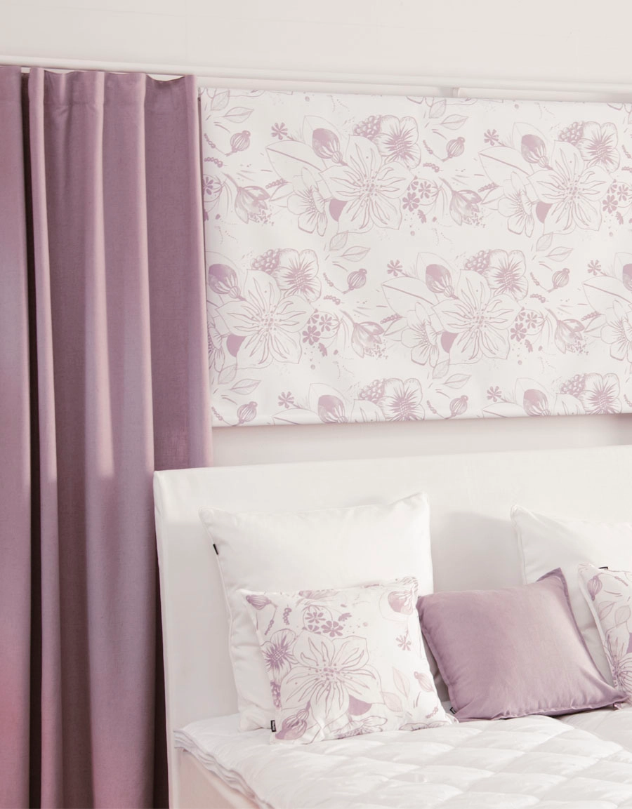 Mörkläggande rullgardin med dovlila blommor och matchande gardiner