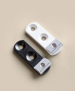 Svart och vitt takfäste till cabinskena