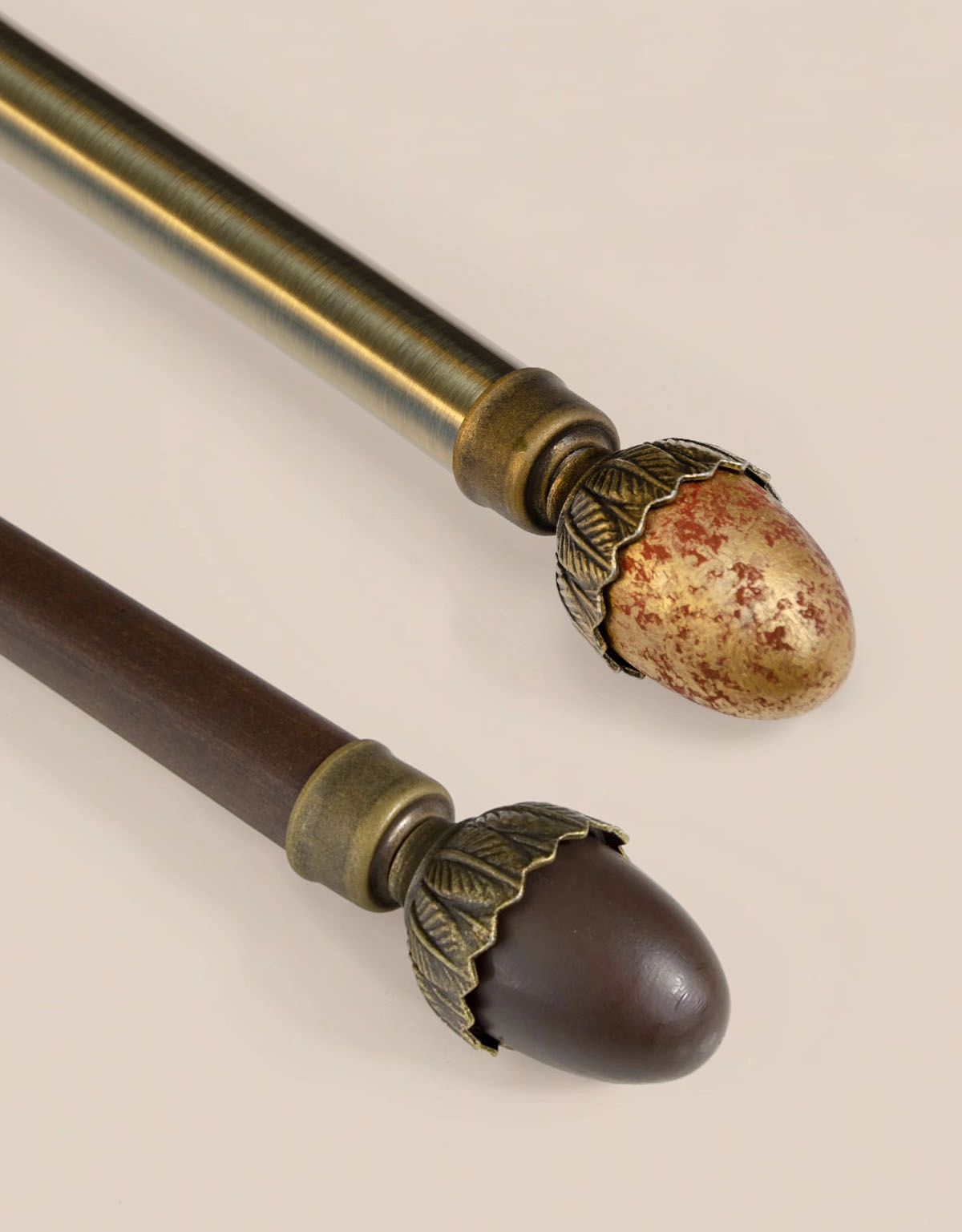 Dekorativa ändknoppar i brunt och i antikguld