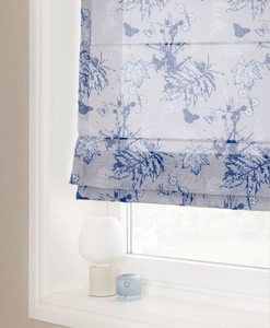 Avskärmande hissgardin i grått med blått naturinspirerat mönster