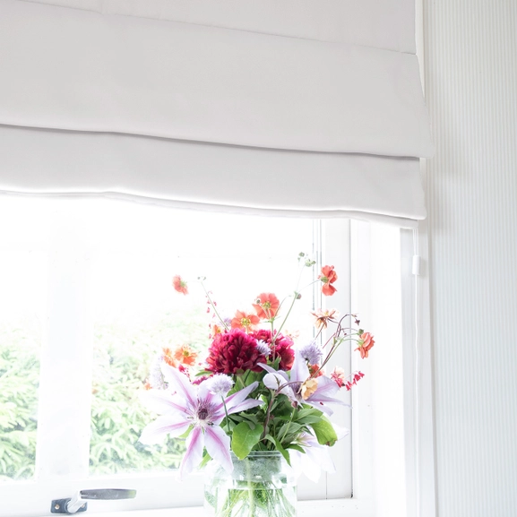 Mörkläggande vit hissgardin