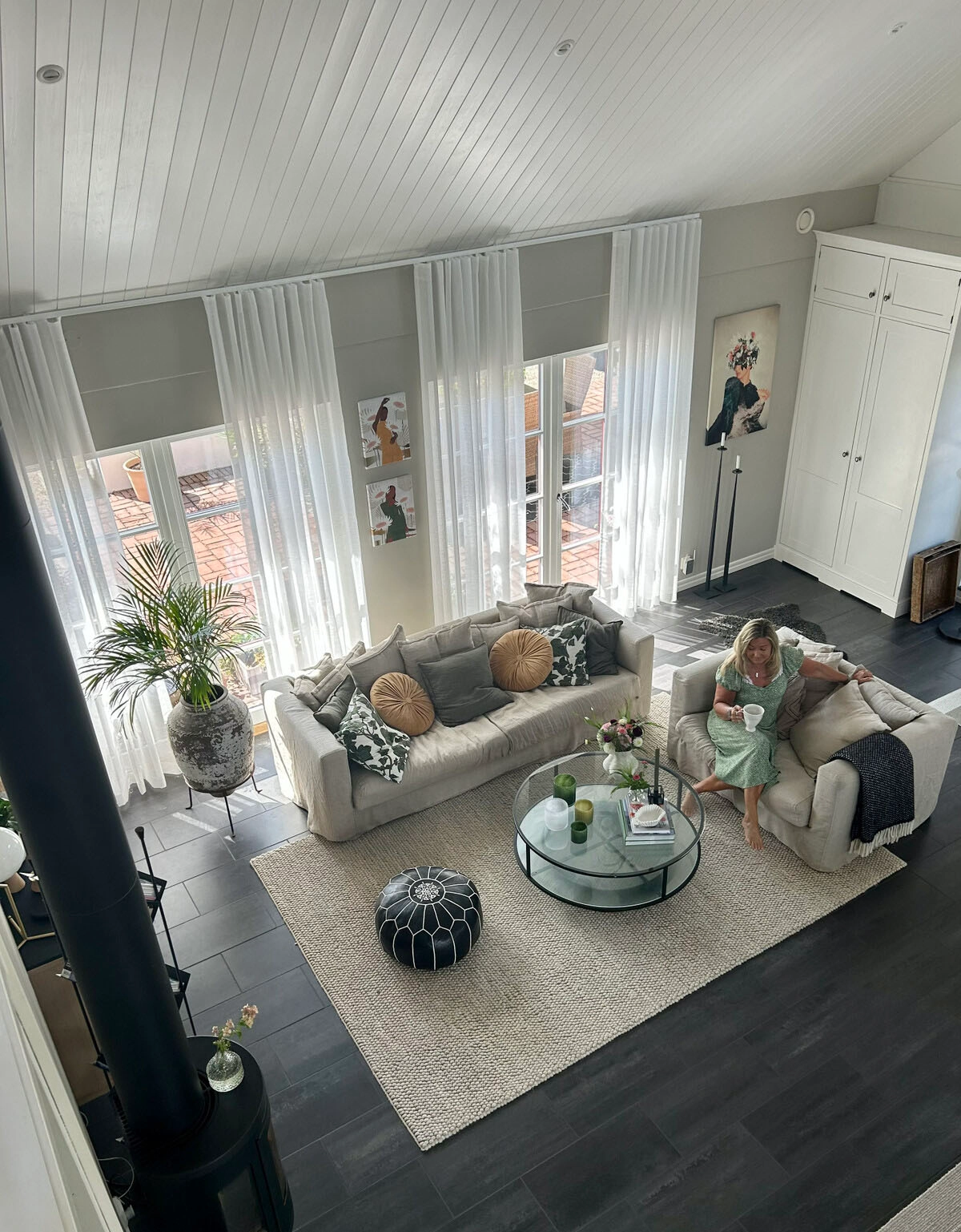 Vit avskärmande gardin i vardagsrum