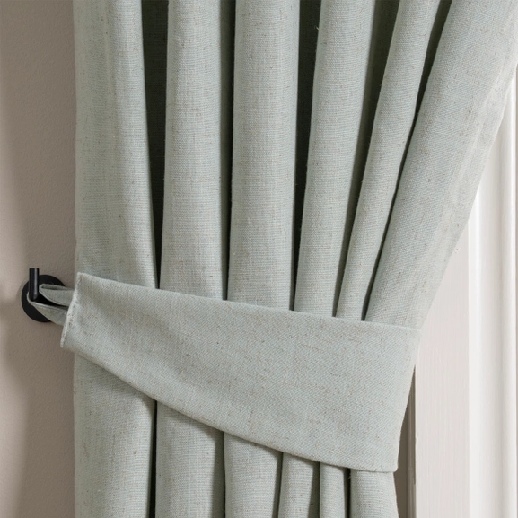 Ljusturkos gardin med matchande omtag