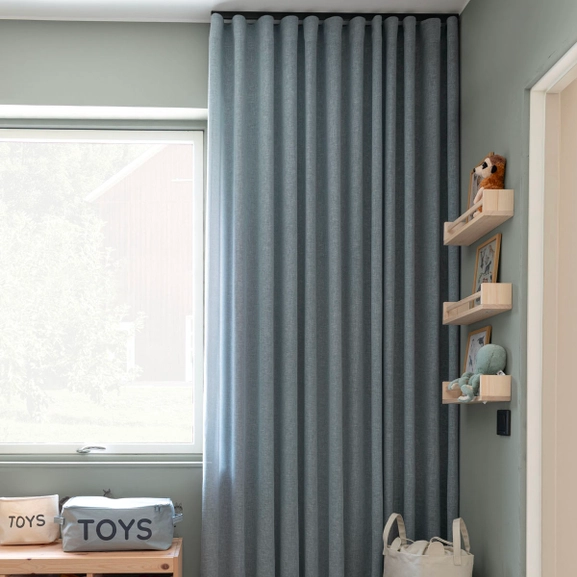 Blå, skir gardin i barnrum