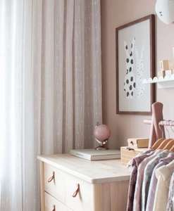 Transparent vit gardin med dekorativa knutar