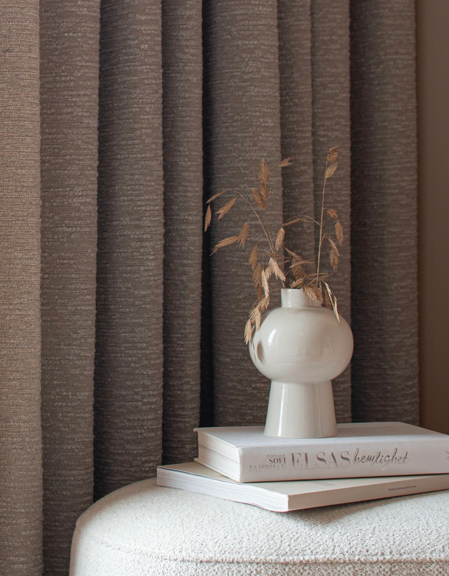 Taupefärgad bouclegardin