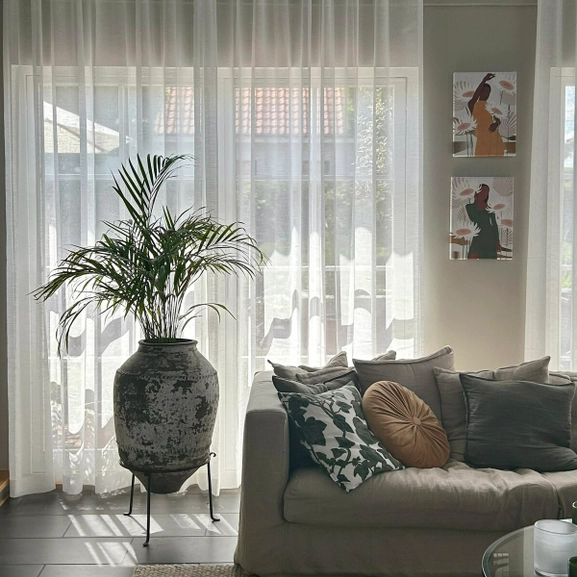 Vit avskärmande gardin i vardagsrum