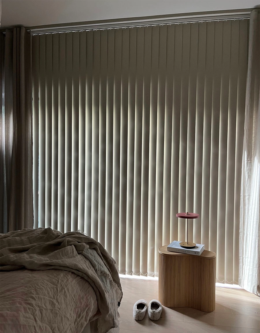 Mörkläggande lamellgardin, beige, i sovrum