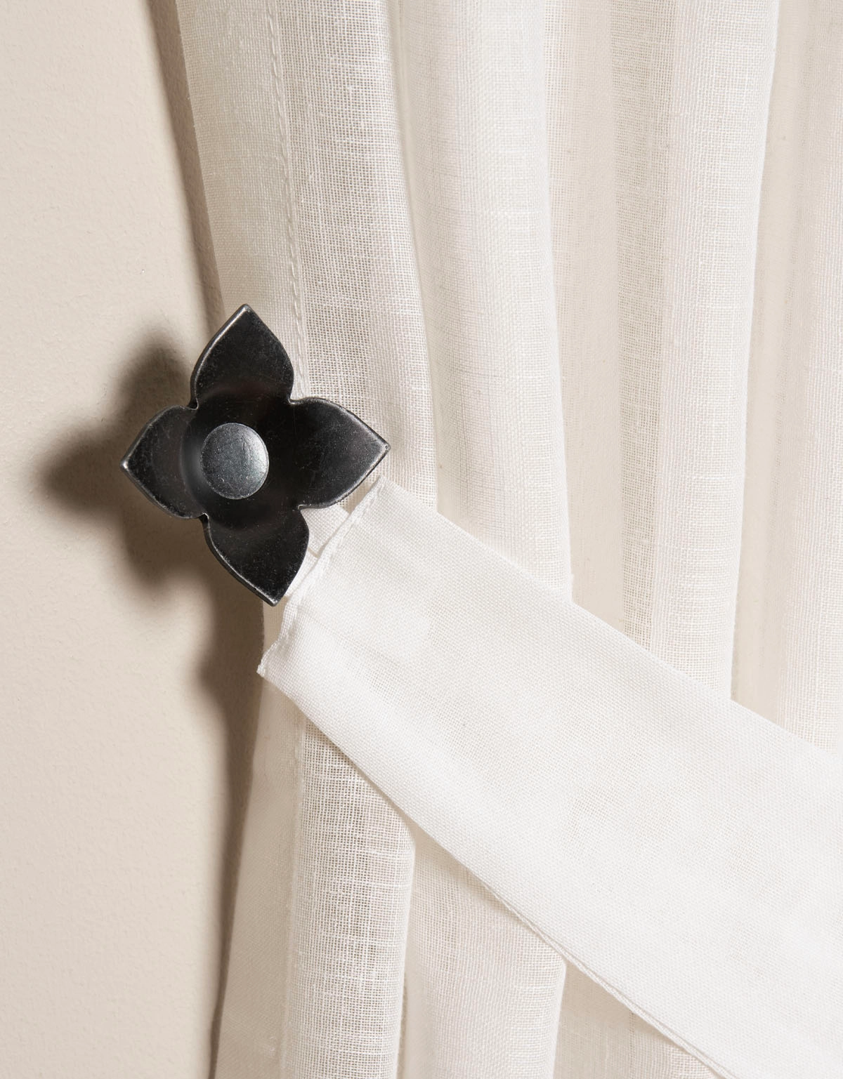 Fäste till gardinomtag i form av en svart blomma