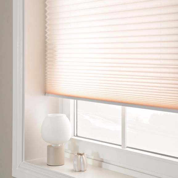 Närbild beige plisségardin