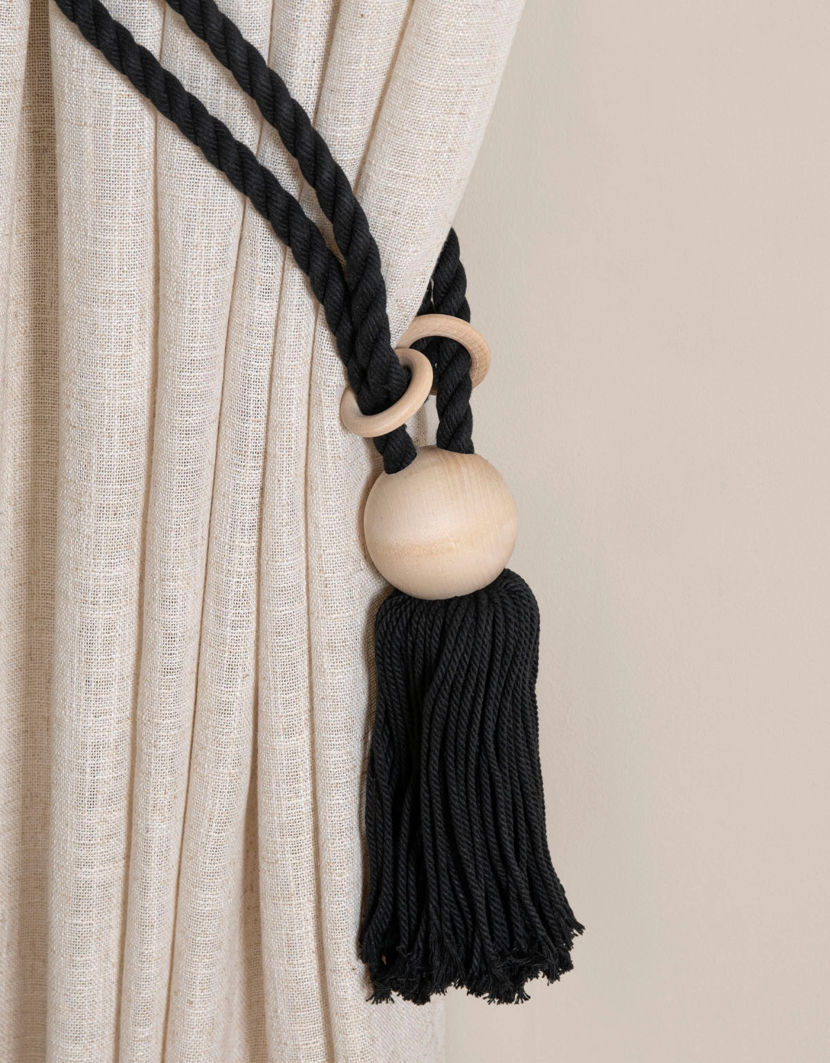 Gardinomtag Saga med tofs, svart/natur