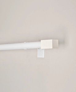 Vit gardinstång med ändknopp