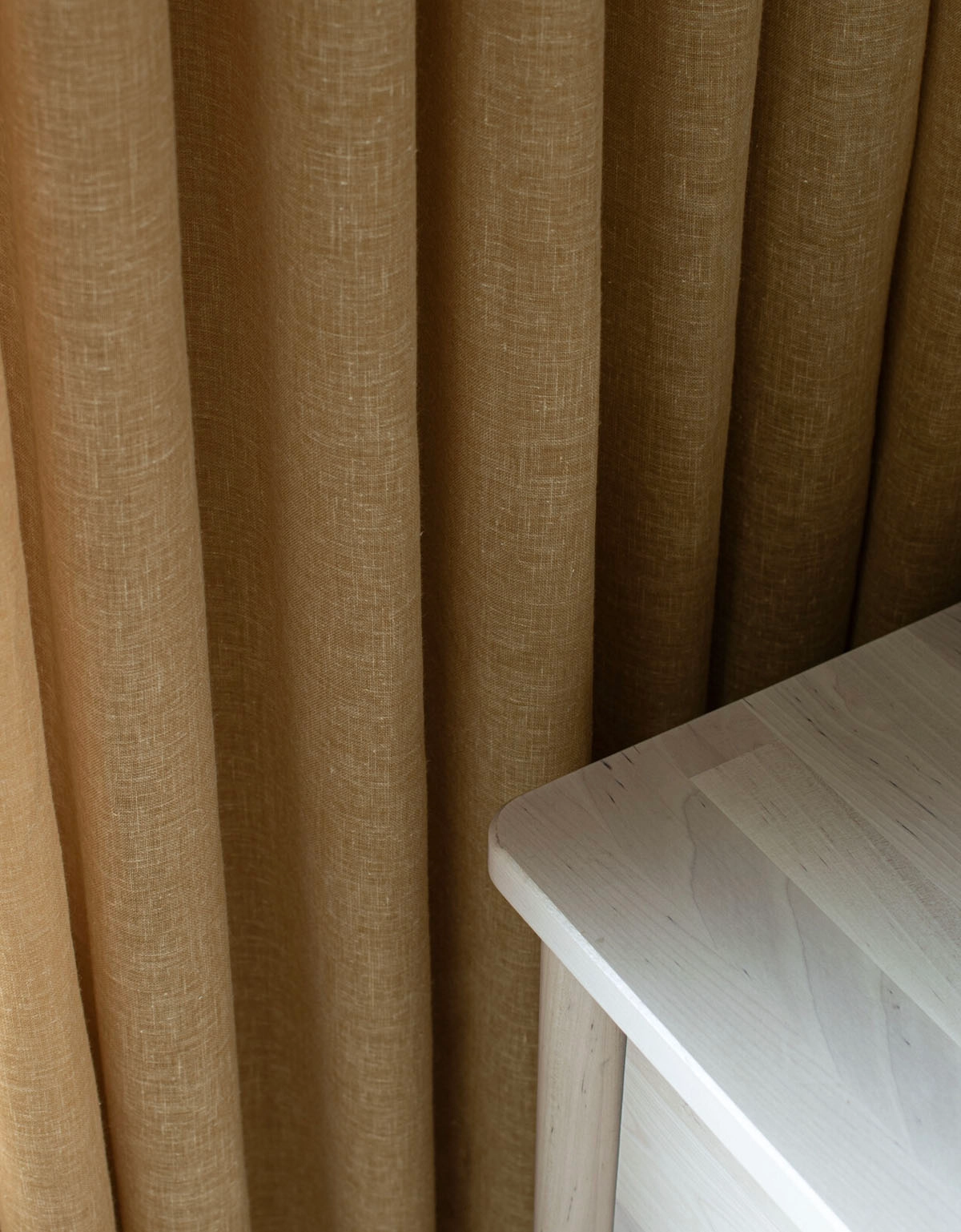 Senapsgul, skir gardin