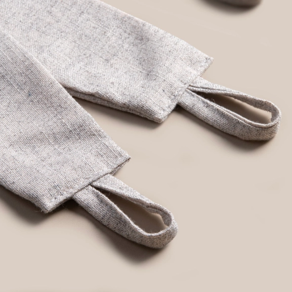 Ljusgrått gardinomtag i tyg