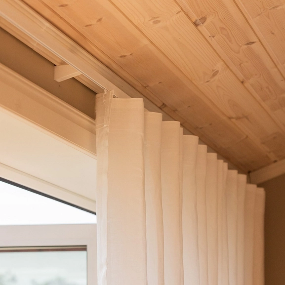 Wabeupphängning på vägghängd gardinskena