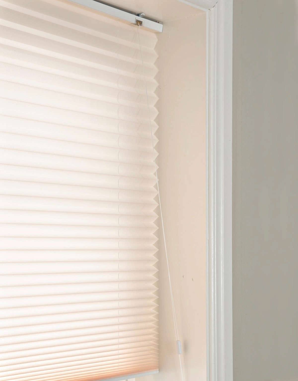 Beige avskärmande plisségardin