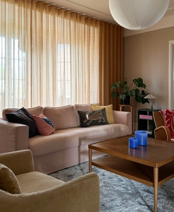 Senapsguld gardin i färgglatt vardagsrum