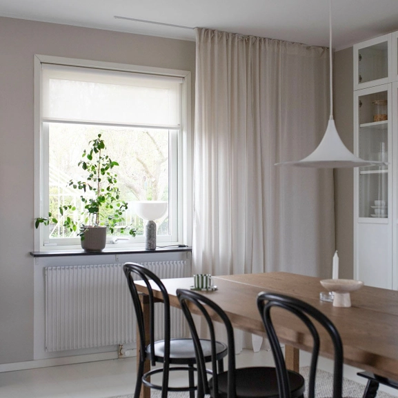 Skruvfri rullgardin i vit screenväv i matrum