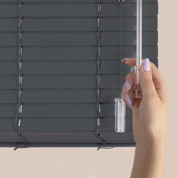 Frihängande svart persienn