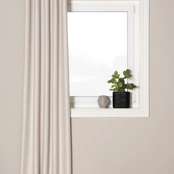 Beige mörkläggande gardin