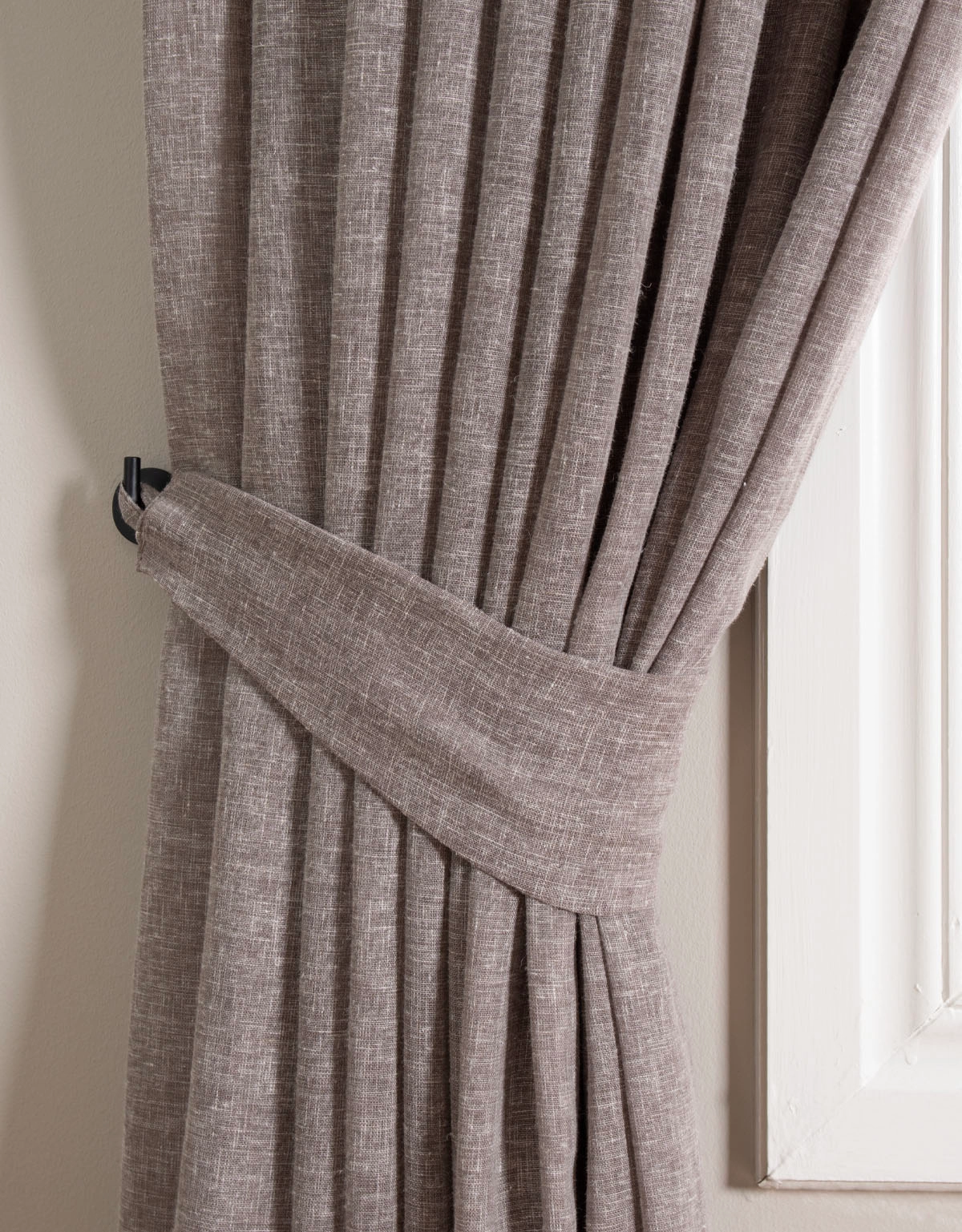 Brun gardin med matchande gardinomtag