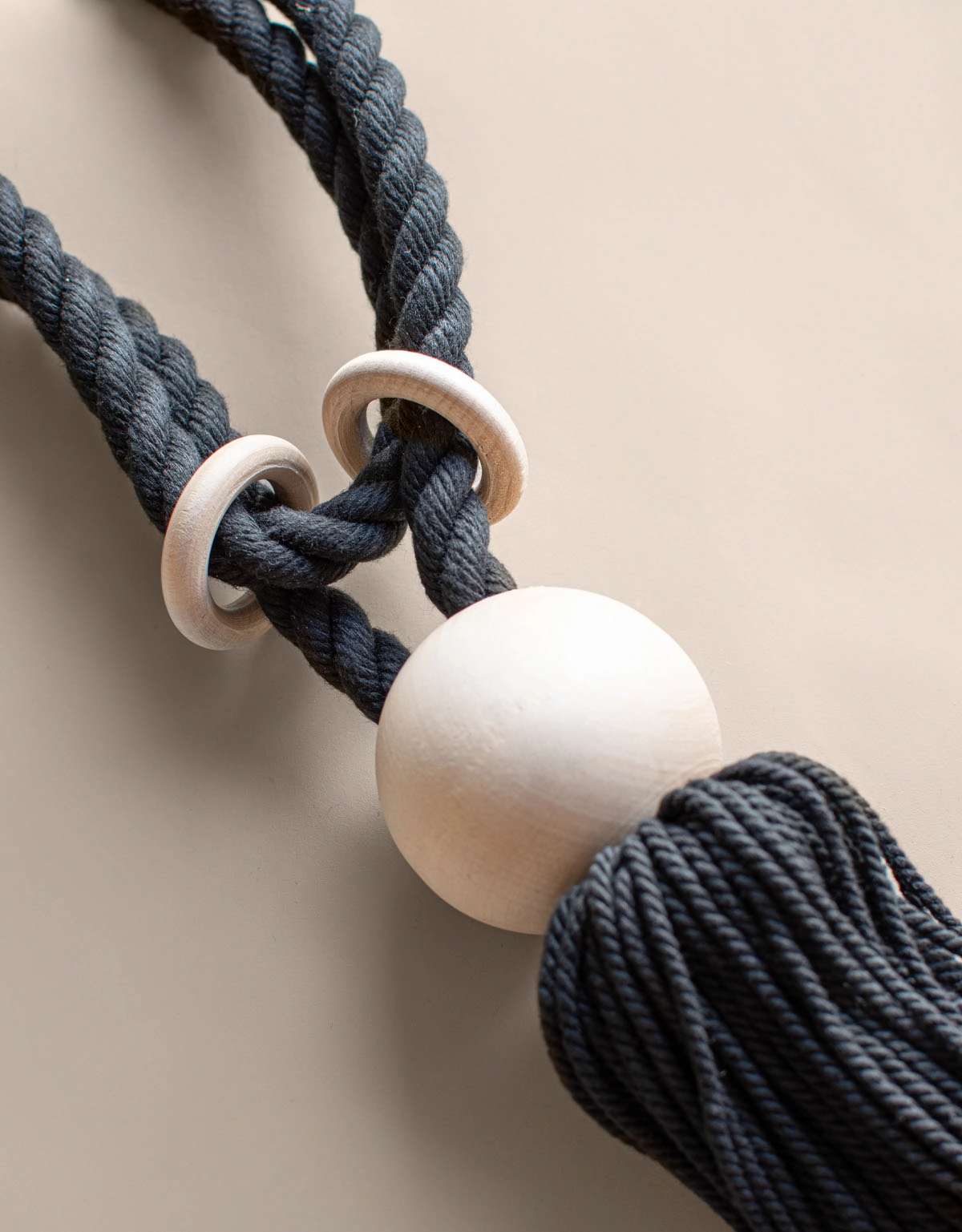 Gardinomtag Saga med tofs, svart/natur