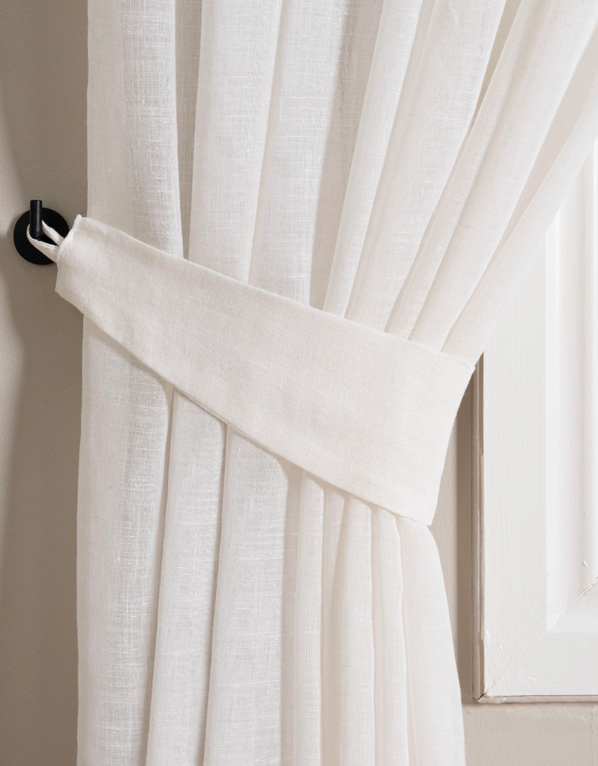 Vit gardin med matchande gardinomtag