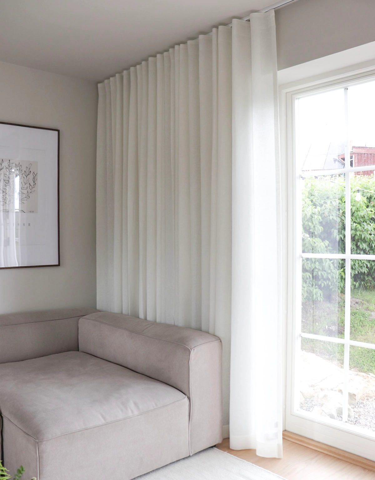 Vit skir gardin i vardagsrum