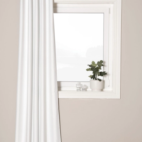 Mörkläggande, vit gardin