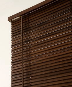 Träpersienn In Time, lamellbredd 27 mm, kaffe