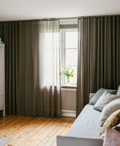 Dovgrön gardin på grön gardinskena