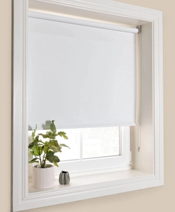 mörkläggande-vit-rullgardin
