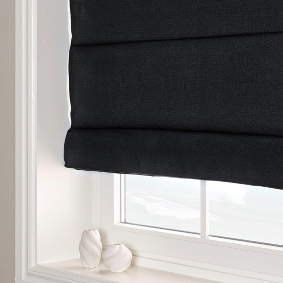 Svart hissgardin i fönster