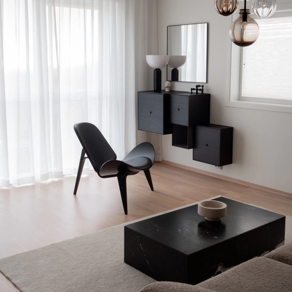 Vit skir gardin i vardagsrum