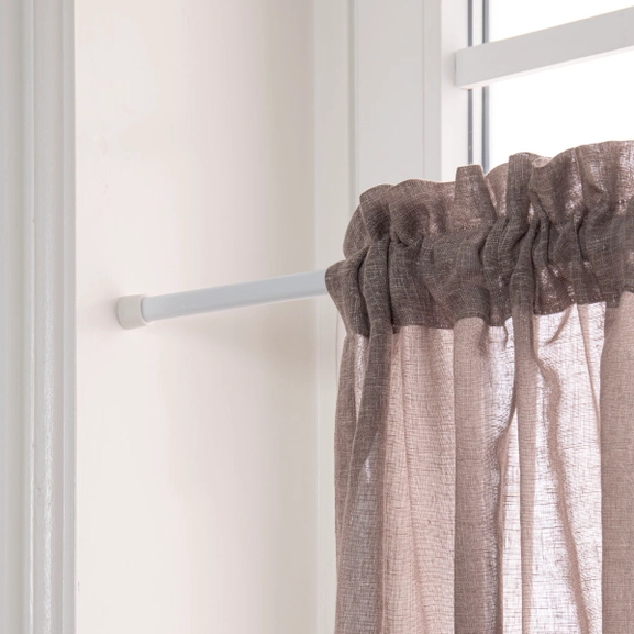 Vit spännstång med cafégardin i fönster