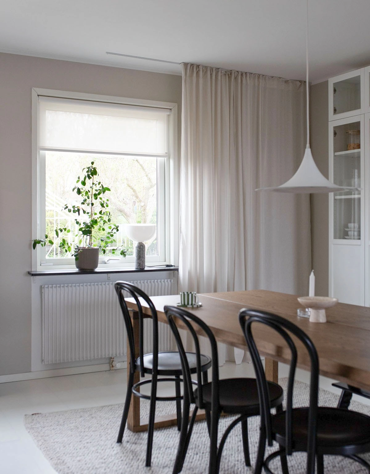 Skruvfri rullgardin i vit screenväv i matrum