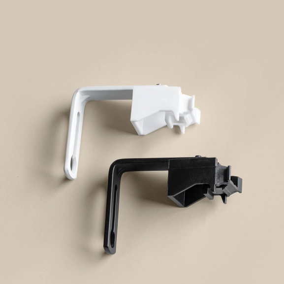 Väggfäste i vitt och svart till gardinskena Alex och Convex